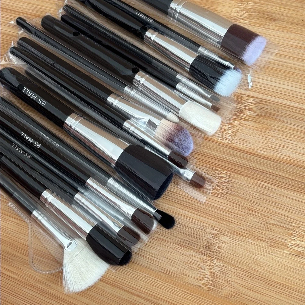 Brand New Jeffree Star Weirdo Mini Palette Halloween Gothic & 18-Piece Brush Set